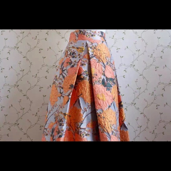 🌺 Floral Embroidered Midi Skirt - Picture 5 of 5
